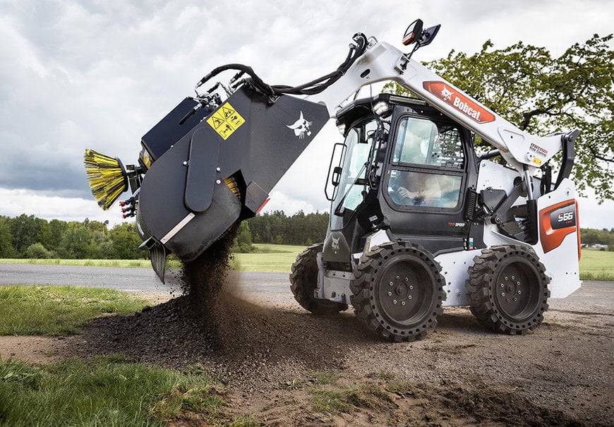 BOBCAT LANCE DE NOUVELLES BALAYEUSES À GODET COLLECTEUR